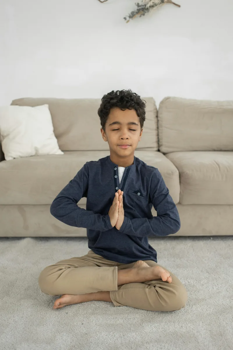 Niños practicando yoga y mindfulness