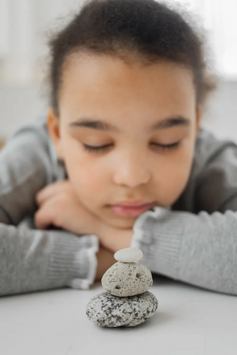 Niños practicando yoga y mindfulness