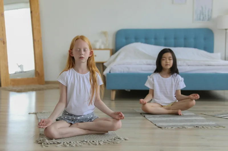 Niños practicando yoga y mindfulness